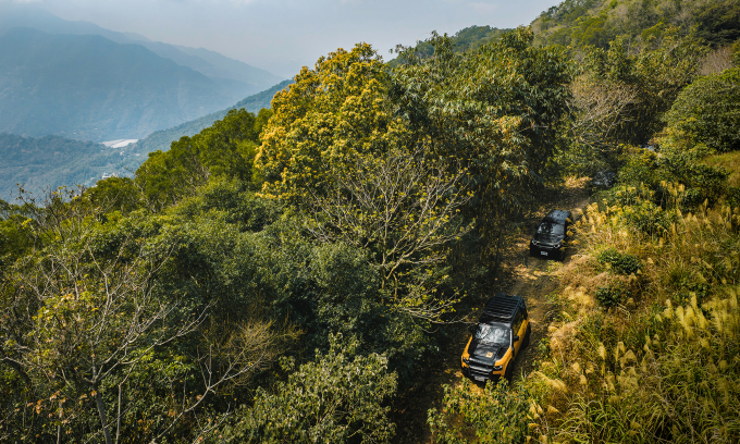 Dàn xe Defender Trophy trên một đoạn đường rừng của núi Đại Vũ.
