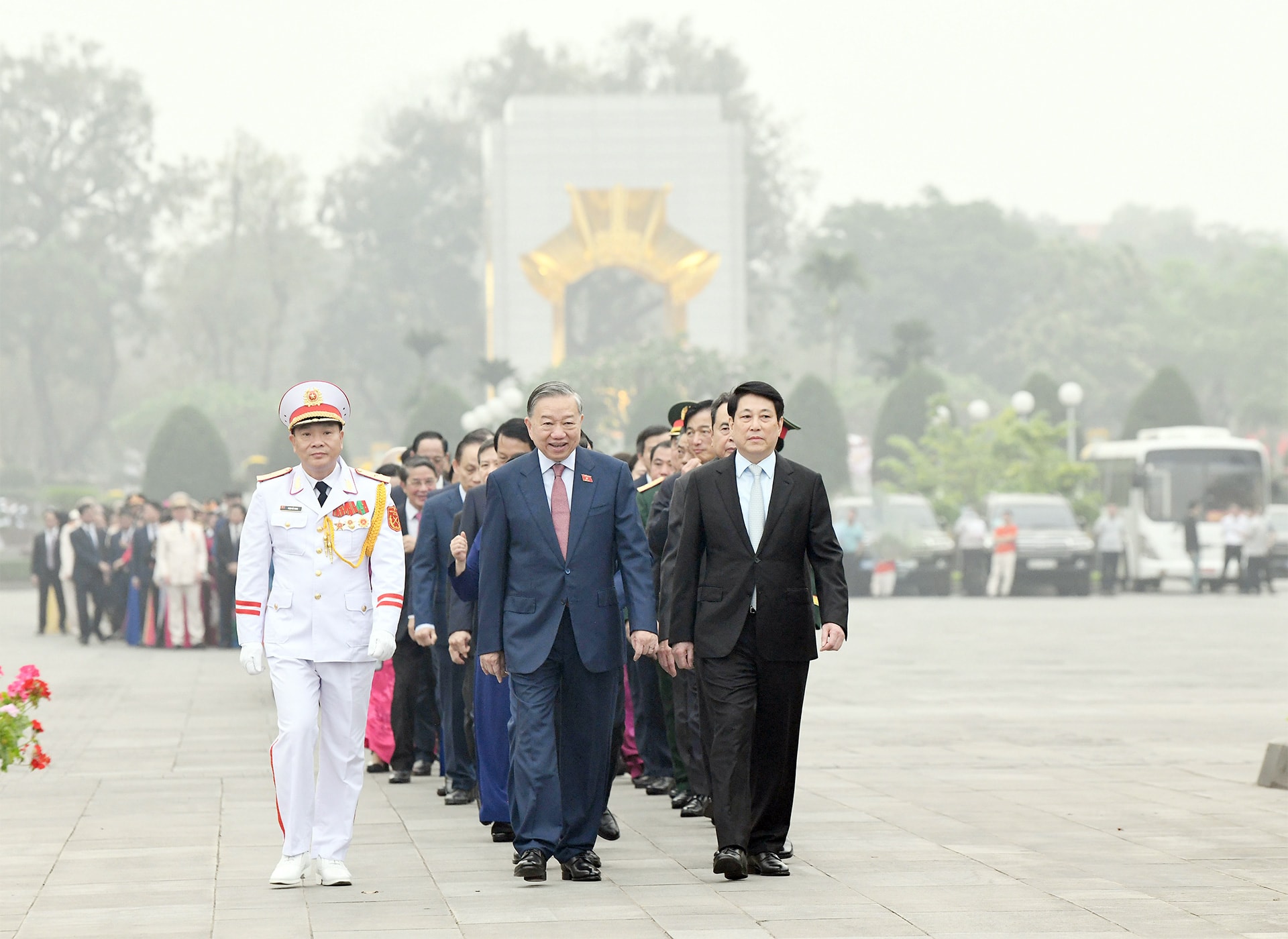 Lãnh đạo vào Lăng viếng Chủ tịch Hồ Chí Minh trước Kỳ họp Quốc hội 2026 - Ảnh 1.