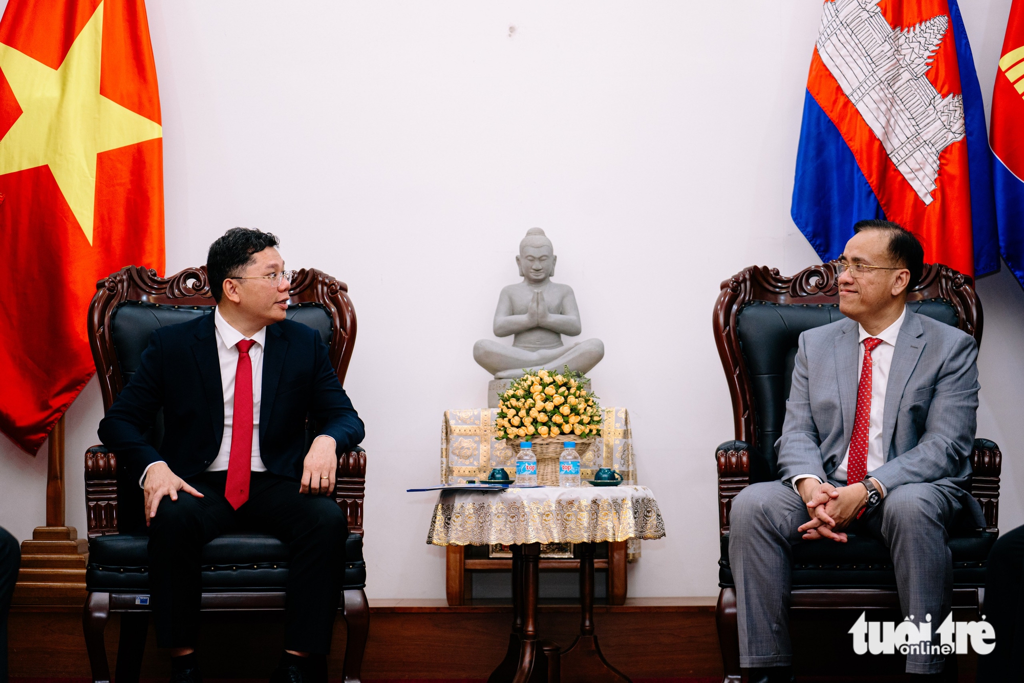 Lãnh đạo TP.HCM chúc Tết Chol Chnam Thmey, thúc đẩy hợp tác y tế với Campuchia - Ảnh 1.