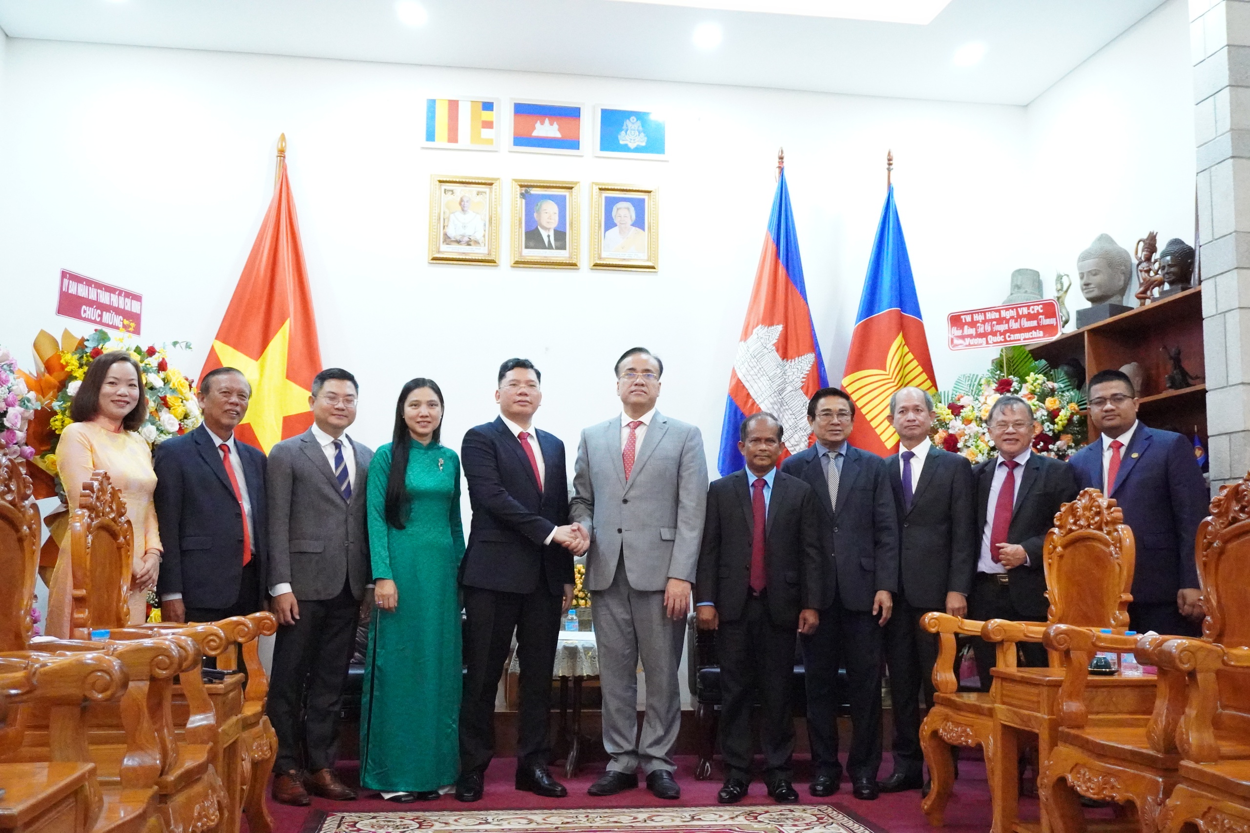 Lãnh đạo TPHCM chúc tết Chol Chnam Thmey tại Tổng Lãnh sự quán Campuchia 1 Lãnh đạo TPHCM chúc Tết cổ truyền Chol Chnam Thmey tại Tổng Lãnh sự quán Campuchia - Ảnh 1.