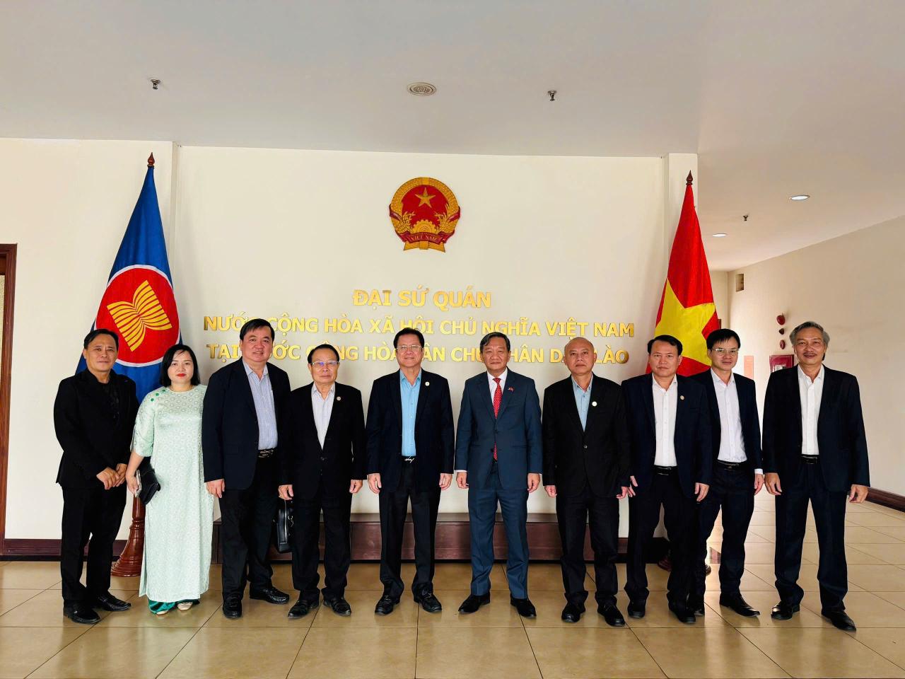 Lãnh đạo Tập đoàn Công nghiệp Cao su Việt Nam thăm, chúc tết Bunpimay tại Lào 4 Lãnh đạo VRG thăm, chúc Tết Bun Pimay tại Lào - Ảnh 4.