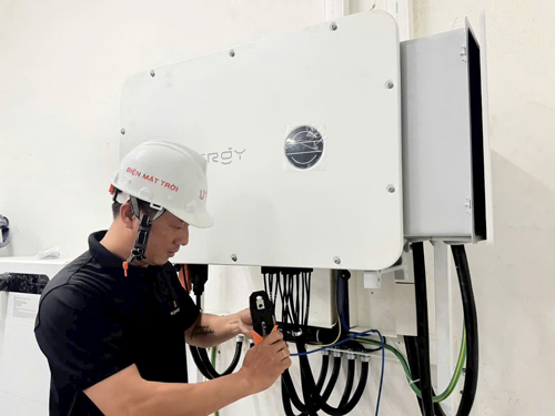 Lắp điện mặt trời kèm pin: Cần được hỗ trợ - Ảnh 1. Lắp điện mặt trời kèm pin: Cần được hỗ trợ - Ảnh 1.