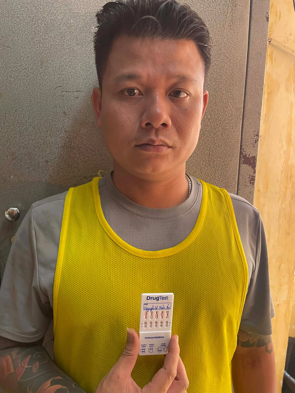 Nguyễn Lê Hoài Ân – tức Chú Ba Tân Định tại cơ quan điều tra. Ảnh: CA co-bac-bip-soi-ga-binh-duong-9.jpg