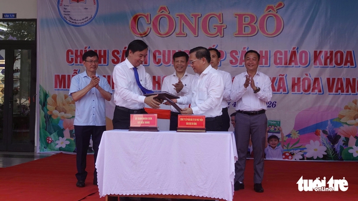 Lấy ý kiến hoán đổi ngày làm để có kỳ nghỉ liên tục; đề xuất bỏ việc chụp hình cùng công chứng viên 1 sách giáo khoa - Ảnh 1.