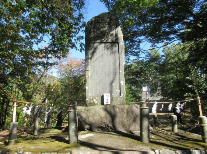 Bia đá tưởng niệm chuyến thăm của Thiên hoàng Nhật Bản. Ảnh: Iwafu