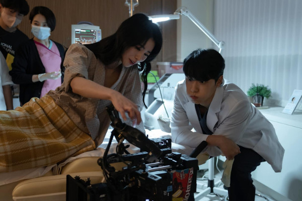 Cặp đôi phim giả tình thật cứ đến Cá tháng Tư là lại viral: Chàng đẹp trai khó cưỡng, nàng sexy không ai bằng- Ảnh 1.