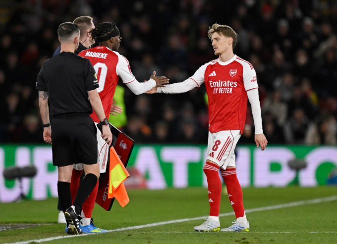 Noni Madueke vào thay Martin Odegaard trong trận Arsenal thua Southampton 1-2 ở tứ kết Cup FA trên sân St Marys, Southampton, Anh ngày 4/4/2026. Ảnh: Reuters