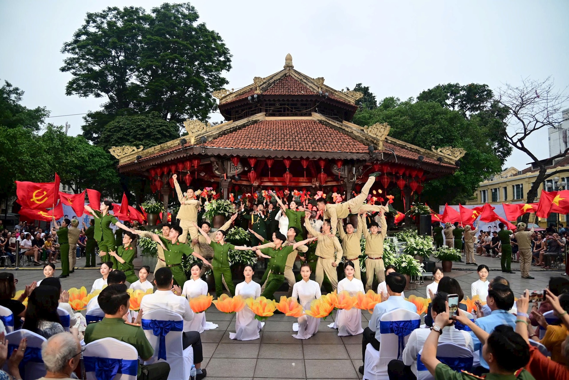 Live concert Hà Nội Bình Yên - món quà âm nhạc sáng tạo, giàu bản sắc- Ảnh 1.