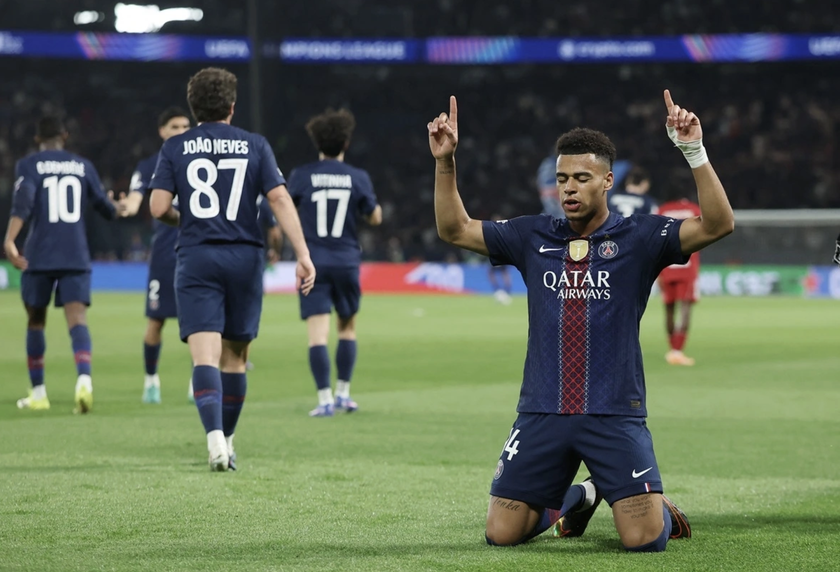 Liverpool 'vụn vỡ' bị PSG đánh bại, Barca trả giá cực đắt vì sai lầm tai hại- Ảnh 1.
