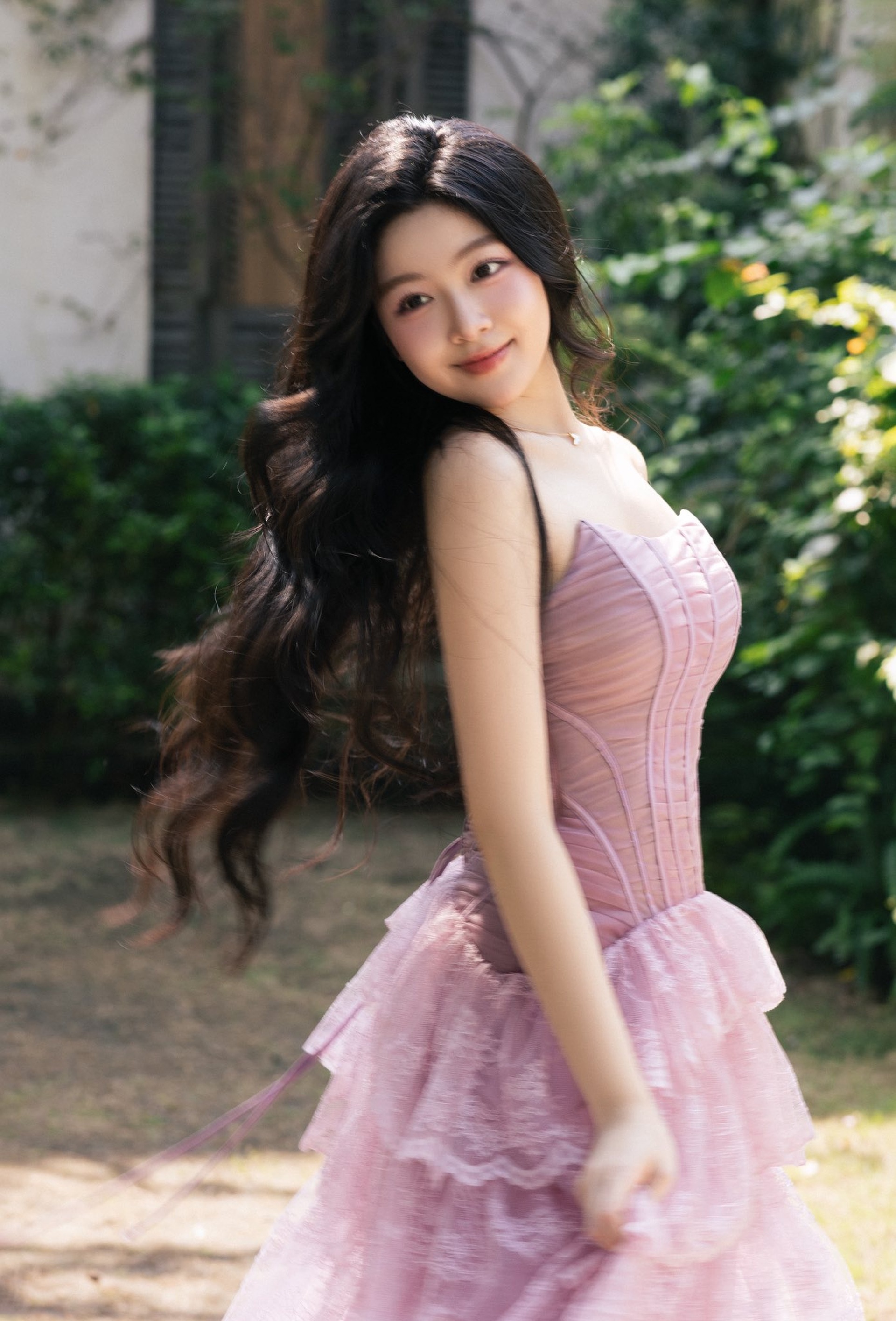 Lọ Lem tuổi 20: Nhan sắc rạng ngời cầm kỳ thi họa, sở hữu xe tiền tỷ - 1