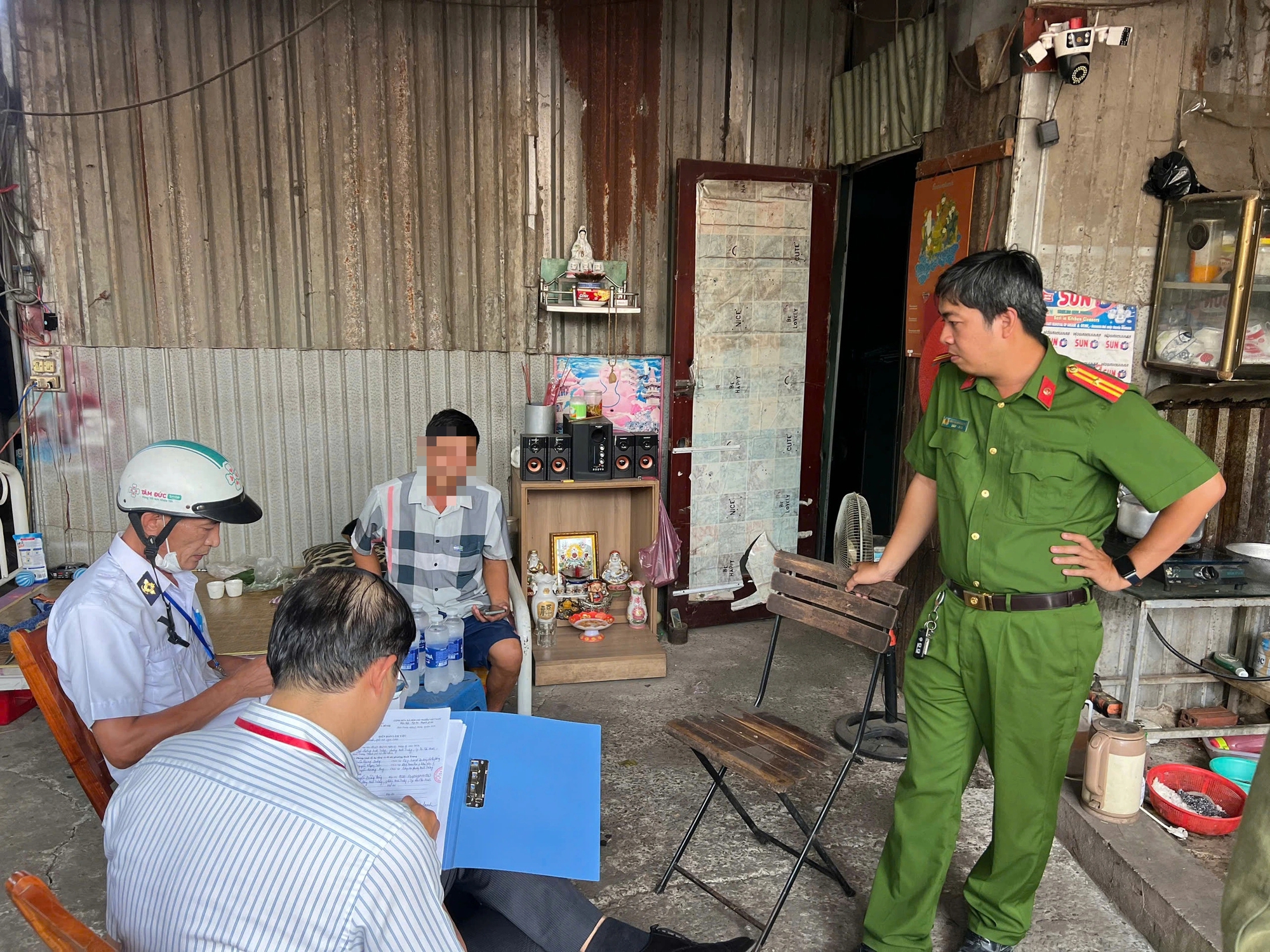 Lò giết mổ gia cầm 'chui', bốc mùi hôi thối trong khu dân cư TP.HCM- Ảnh 2.