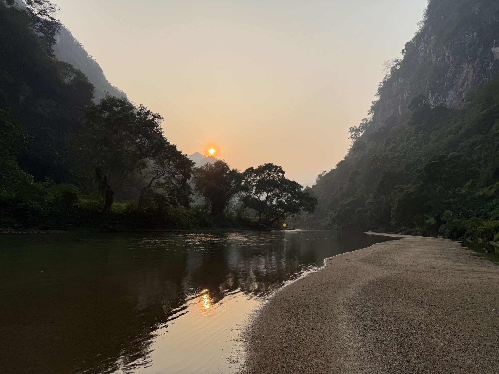 Loài chim cực hiếm 'mất tích' hơn thập kỷ bất ngờ tái xuất ở Ba Bể 1 vạc hoa - Ảnh 1.