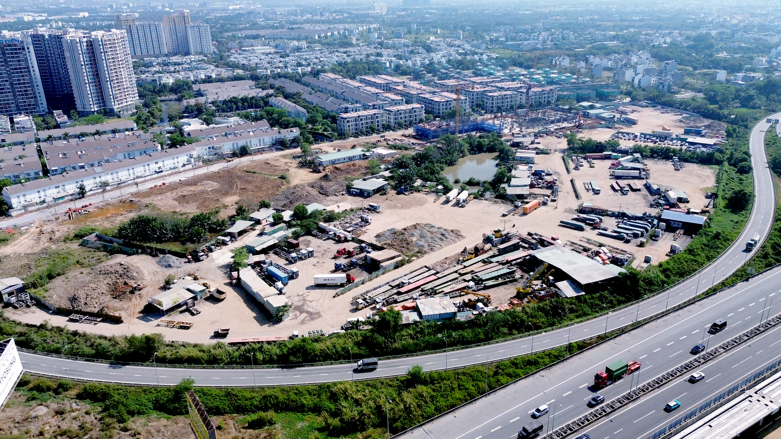 Loạt bãi xe container gây tắc nghẽn đường Võ Chí Công: Các phường đang xử lý dứt điểm vi phạm - Ảnh 1.