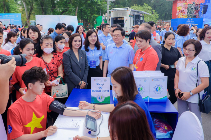 Phó thủ tướng Hồ Quốc Dũng cùng các đại biểu đã đến thăm chương trình tầm soát đột quỵ miễn phí cho người dân do Long Châu và Bayer tổ chức. Ảnh: Long Châu