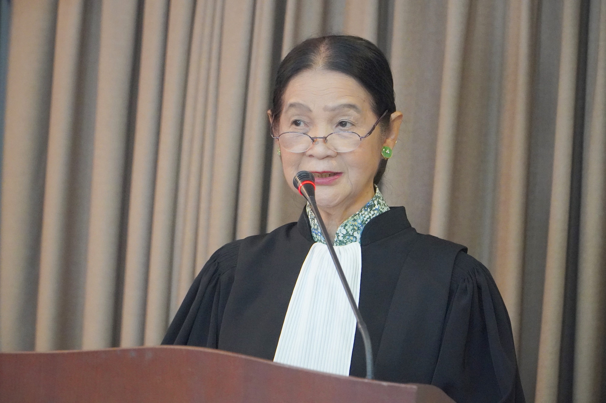 Luật sư và trang phục mới: Áo choàng thể hiện lưỡi thẳng , cán cân công lý - Ảnh 1. Luật sư và trang phục mới: Áo choàng thể hiện lưỡi thẳng , cán cân công lý - Ảnh 1.