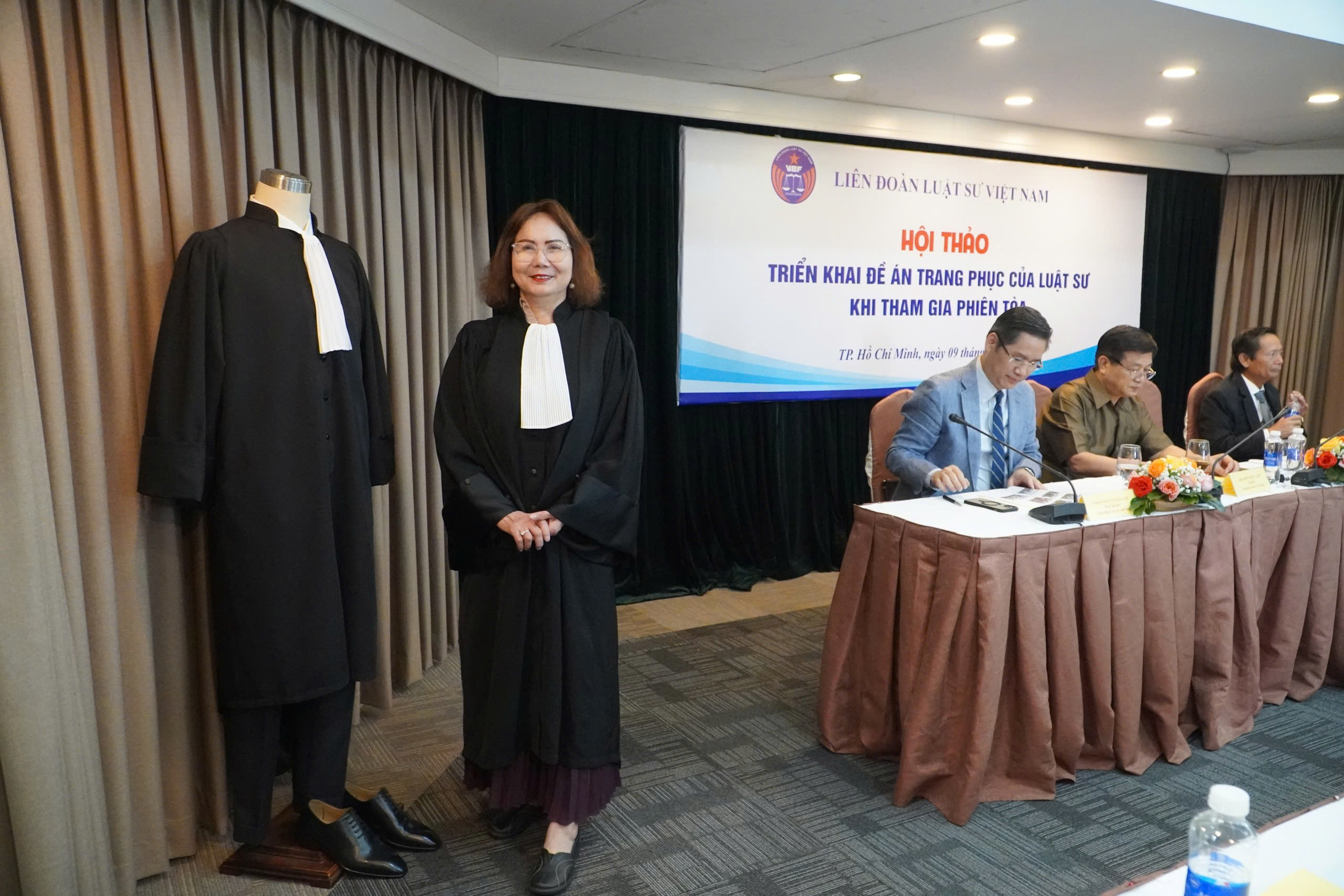 Có nên dùng mẫu áo choàng luật sư của Pháp tại Việt Nam? - Ảnh 1.