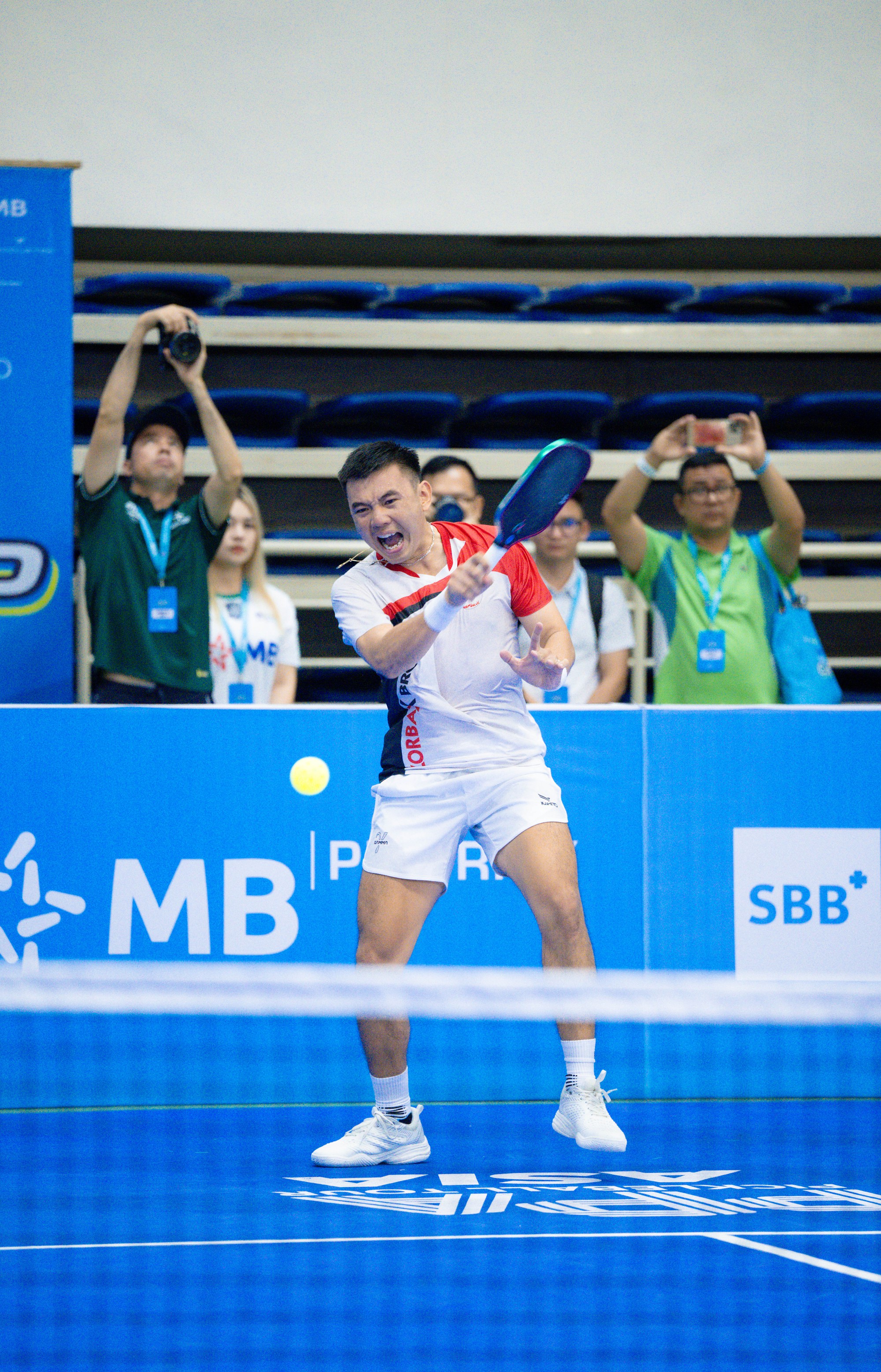 Đẳng cấp: Lý Hoàng Nam chân đau tập tễnh vẫn đánh bại Top 4 PPA Christian Alshon- Ảnh 1. Đẳng cấp: Lý Hoàng Nam chân đau tập tễnh vẫn đánh bại Top 4 PPA Christian Alshon- Ảnh 1.