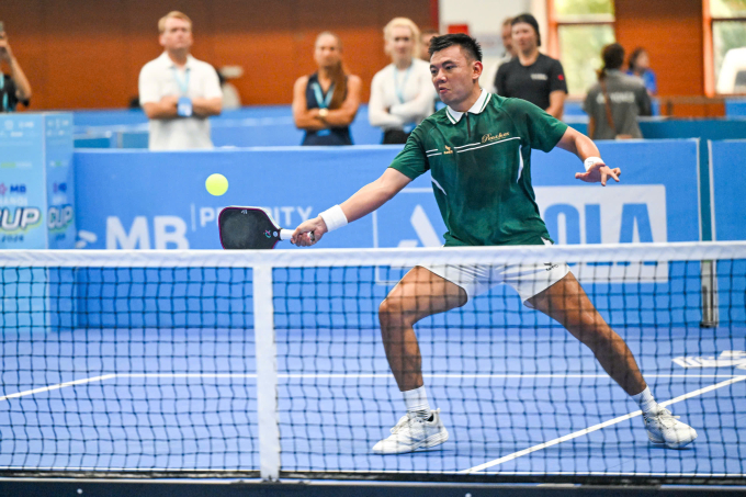 Lý Hoàng Nam trong chiến thắng trước Alshon, trên sân Grandstand ở Cung điền kinh Mỹ Đình, Hà Nội hôm 2/4. Ảnh: Giang Huy