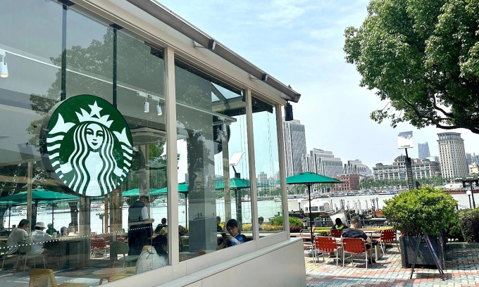Một cửa hàng Starbucks nhìn ra sông Hoàng Phố, Thượng Hải, tháng 5/2025. Ảnh:Phiên An
