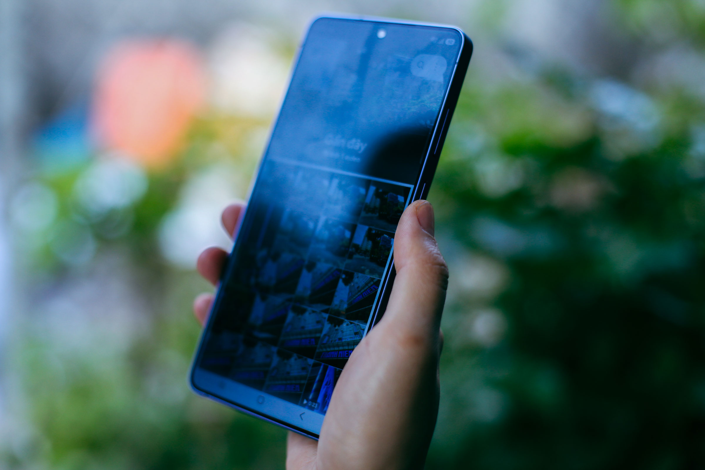 Lý do nhiều người thích nhìn trộm màn hình smartphone người khác 1 Lý do nhiều người thích nhìn trộm màn hình smartphone người khác - Ảnh 1.