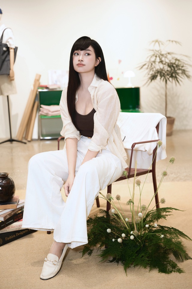 Mặc đẹp cả tuần cùng chiếc quần trắng tối giản - Ảnh 1.