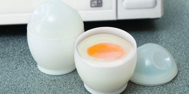 Các nhà sản xuất thường khuyến cáo không nên luộc trứng, hay thậm chí là quay trứng nguyên quả/nguyên vỏ trong lò vi sóng, dù là trứng chín hay trứng sống.