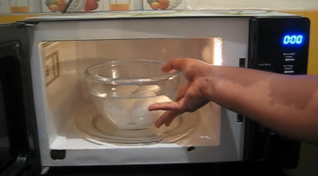 Nếu bạn biết luộc trứng trong lò vi sóng đúng cách và an toàn thì sẽ không có tình trạng nổ hoặc gây nguy hiểm đến người dùng.