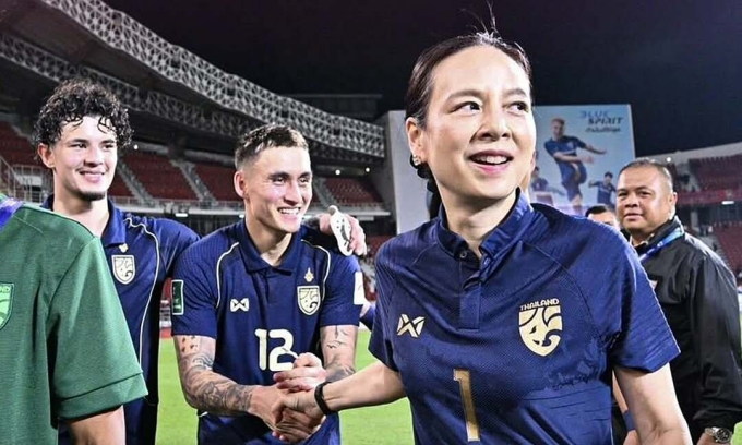 Chủ tịch LĐBĐ Thái Lan Madam Pang bắt tay hậu vệ Thái Lan lai Na Uy Nicholas Mickelson sau trận thắng Turkmenistan trên sân Rajamangala, thành phố Bangkok, vòng loại Asian Cup 2027 tối 31/3/2026. Ảnh: Siam Sport