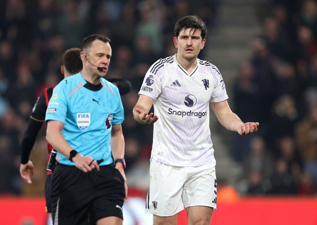 Maguire đối mặt án treo giò nặng, Man Utd thêm bất bình - 1