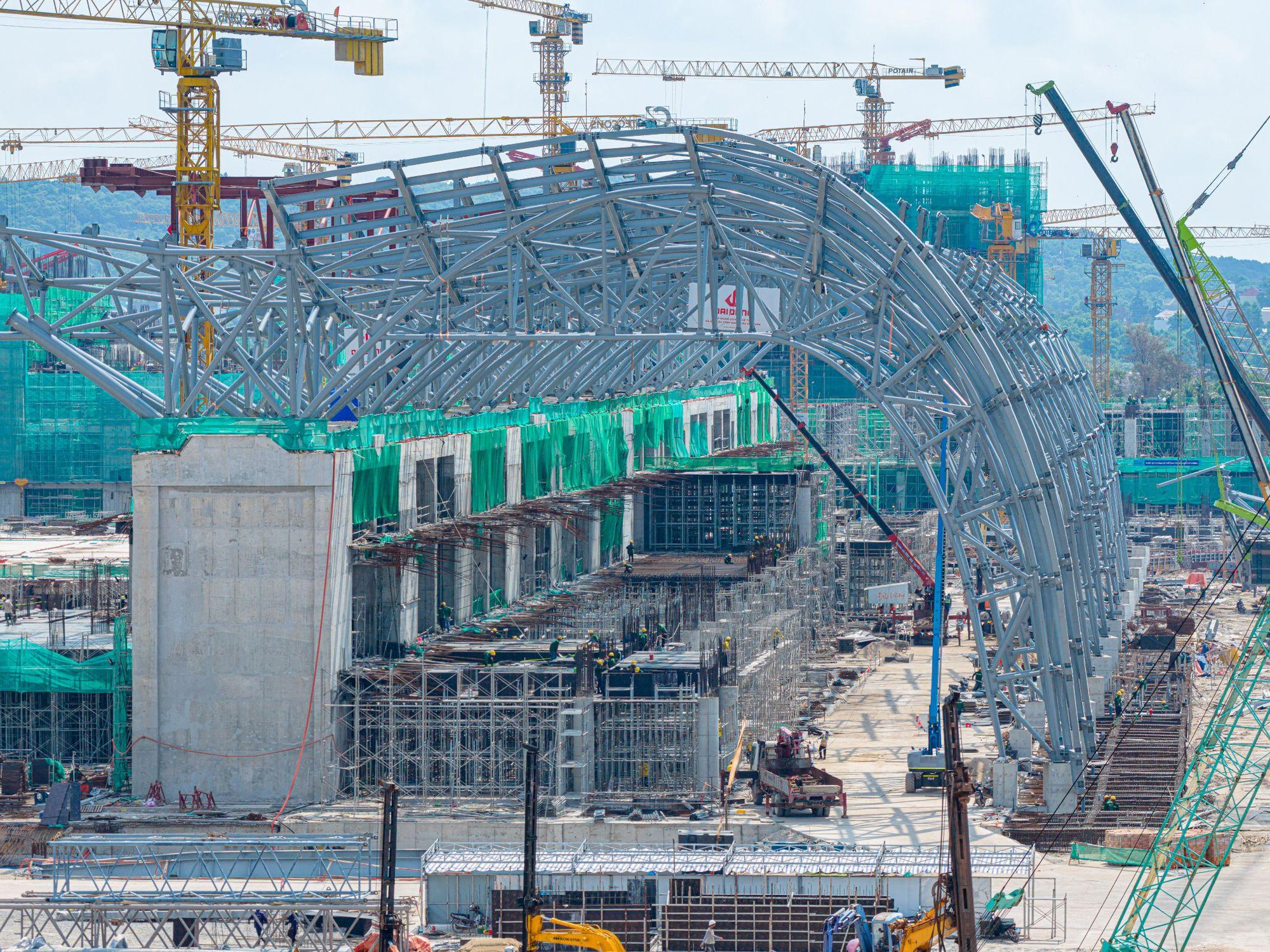 Mái thép của Trung tâm Hội nghị APEC nặng tương đương 100 máy bay Boeing- Ảnh 1.