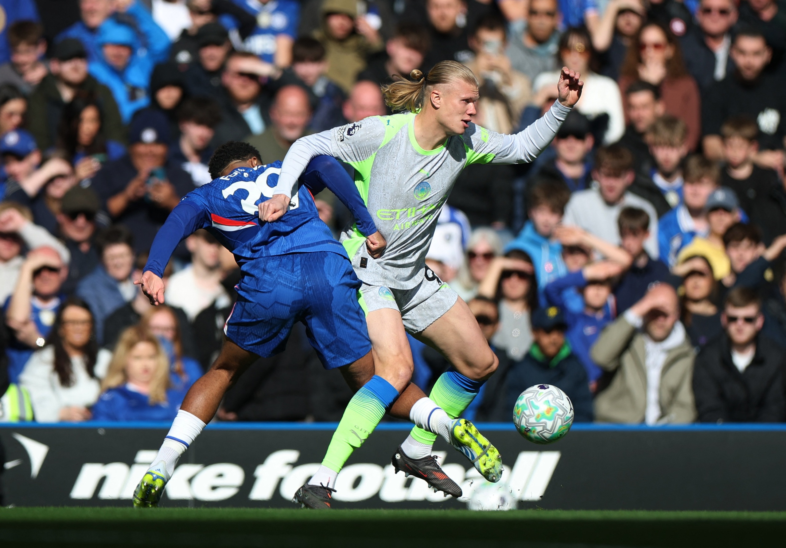 Man City phả hơi nóng lên Arsenal nhờ thắng đậm Chelsea, Tottenham chính thức 'lâm nguy'- Ảnh 1.