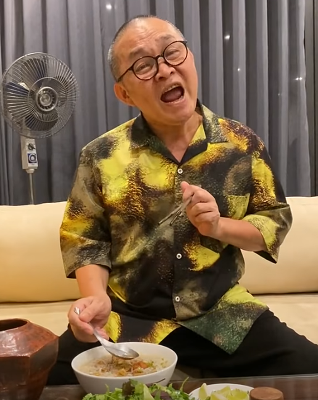 Màn nịnh vợ “hiếm có” của danh hài Xuân Hinh gây sốt - 1