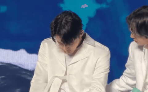 Nam ca sĩ nghỉ việc khiến MXH Trung Quốc 