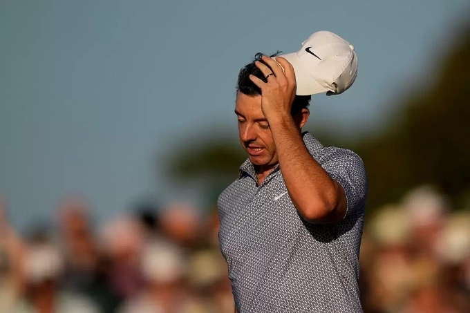 McIlroy tỏ vẻ thất vọng ở vòng 3 giải Masters 2026 trên sân Augusta National ngày 12/4/2026. Ảnh: AP
