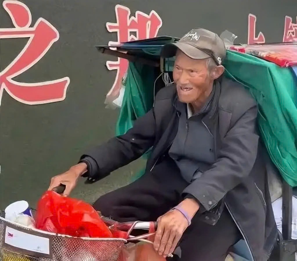 Mất 4 người thân trong 2 năm, cụ ông Trung Quốc đạp xe hơn 30 năm giải sầu - 1