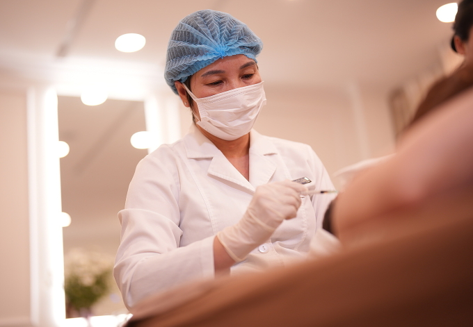 Bác sĩ khoa Thẩm mỹ tiêm botox điều trị tăng tiết mồ hôi. Ảnh minh họa: Bệnh viện Đa khoa Tâm Anh