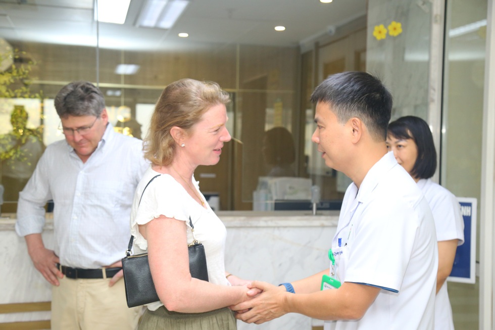 Mẹ cô gái người Anh xúc động gặp lại con trong hình hài người Việt - 4