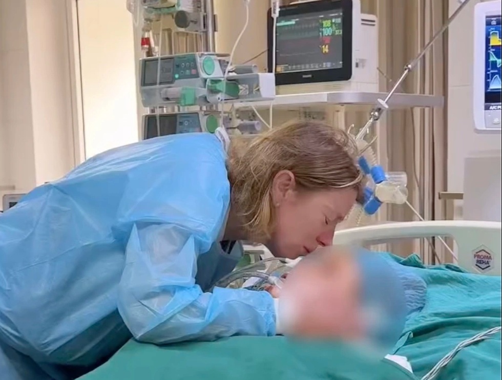 Mẹ cô gái người Anh xúc động gặp lại con trong hình hài người Việt - 1