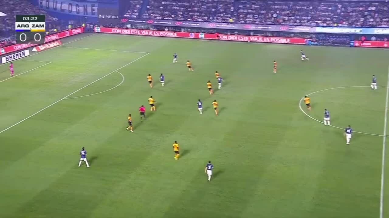 Messi nhường phạt đền trong chiến thắng 5-0 của Argentina