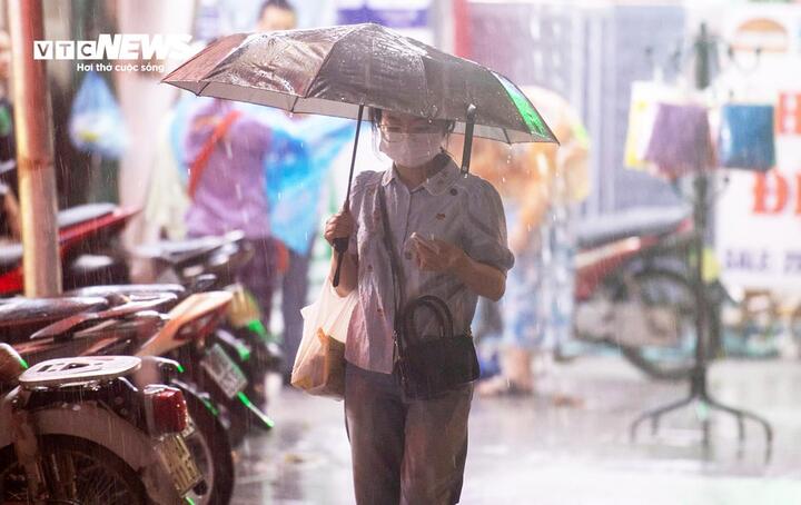 Dự báo thời tiết ngày 3/4: Miền Bắc chuyển mưa lớn, miền Trung nắng nóng- Ảnh 1.