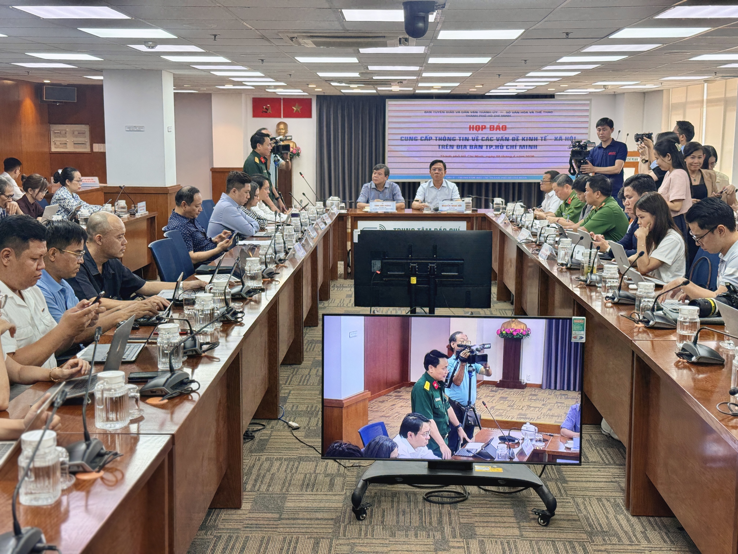 Sở Xây dựng TP.HCM: Miễn phí xe buýt chưa đủ để người dân bỏ xe cá nhân - Ảnh 1.