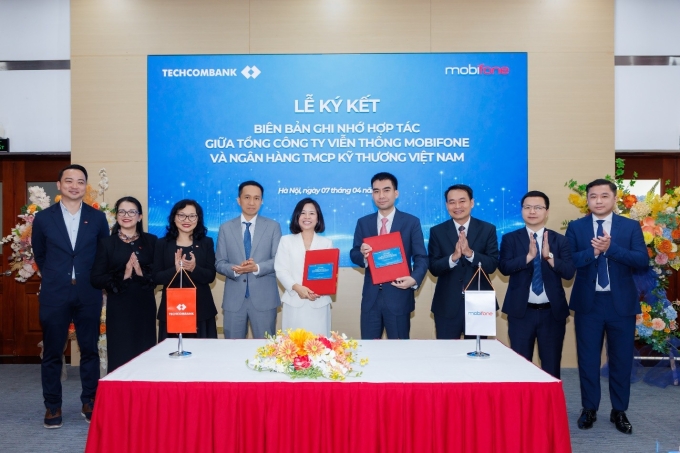 Đại diện hai bên trong lễ ký kết hợp tác toàn diện. Ảnh: MobiFone