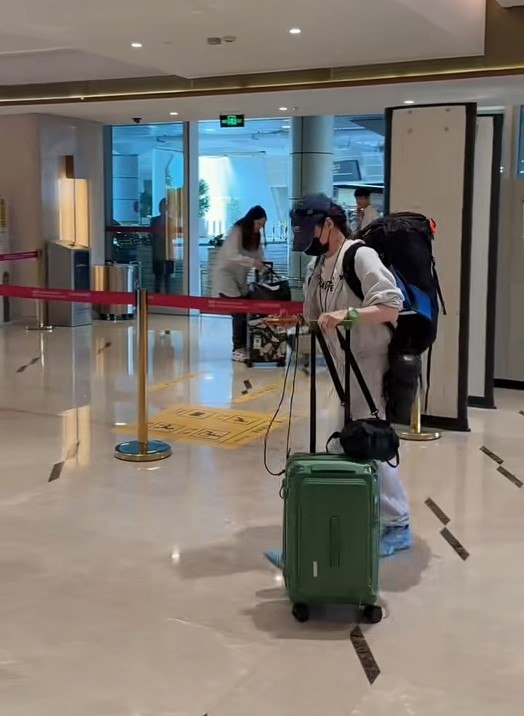 Quý tử thứ 2 nhà Tạ Đình Phong: Mới 15 tuổi đã thành mỹ nam, soi đến thành tích càng choáng váng!- Ảnh 1.