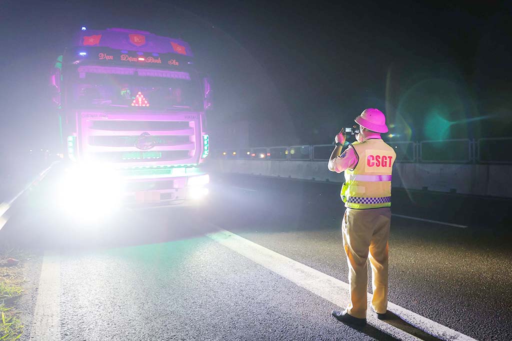 Mối nguy dừng xe trên cao tốc- Ảnh 1.