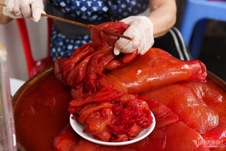 Món ăn hạ hỏa ngày nắng nóng ở Hà Nội, hương vị gây tranh cãi vẫn hút khách 1 Sứa phải được ngâm, rửa thật sạch và khéo để không bị mặn, giữ độ giòn