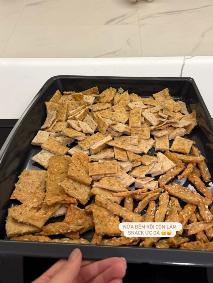 Món bim bim ăn nhiều không lo béo bụng được Kỳ Duyên yêu thích 1 Món ăn vặt healthy của Kỳ Duyên làm từ ức gà và yến mạch.