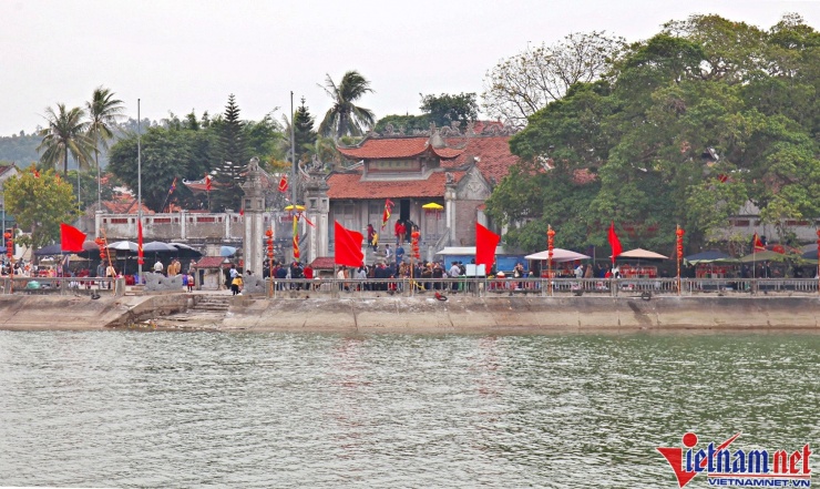 Món ngon bên đền thiêng xứ Nghệ khiến du khách ăn một lần nhớ mãi 1 Du khách đổ về đền Cờn dịp đầu năm