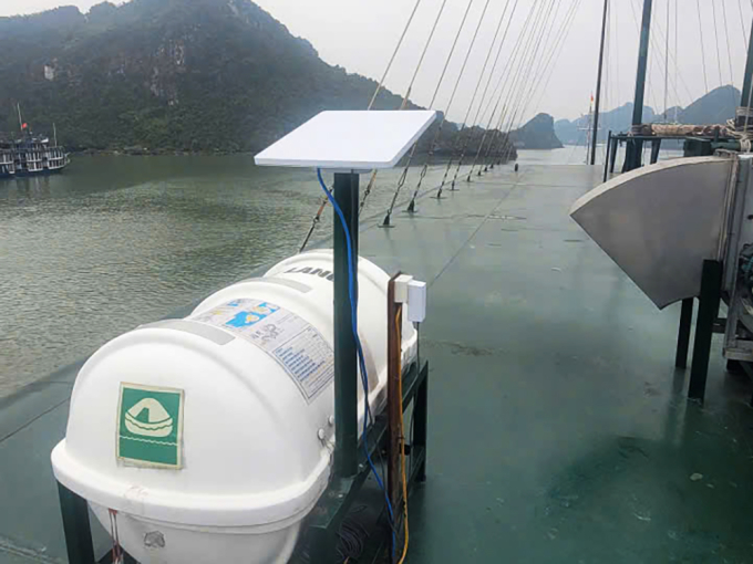 Thiết bị Starlink trái phép trên tàu tại Cát Bà. Ảnh: Cục Tần số vô tuyến điện