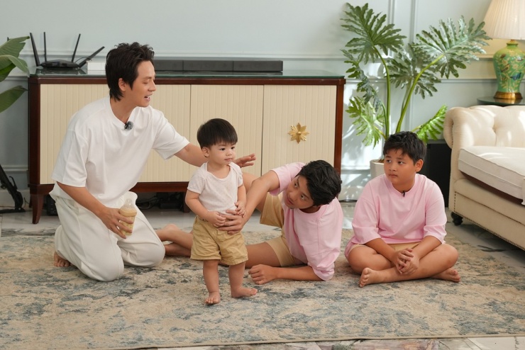 Một mình chăm 3 con khi vợ vắng nhà, Đăng Khôi xoay xở ra sao? 1 BTV Mạnh Cường và cặp song sinh