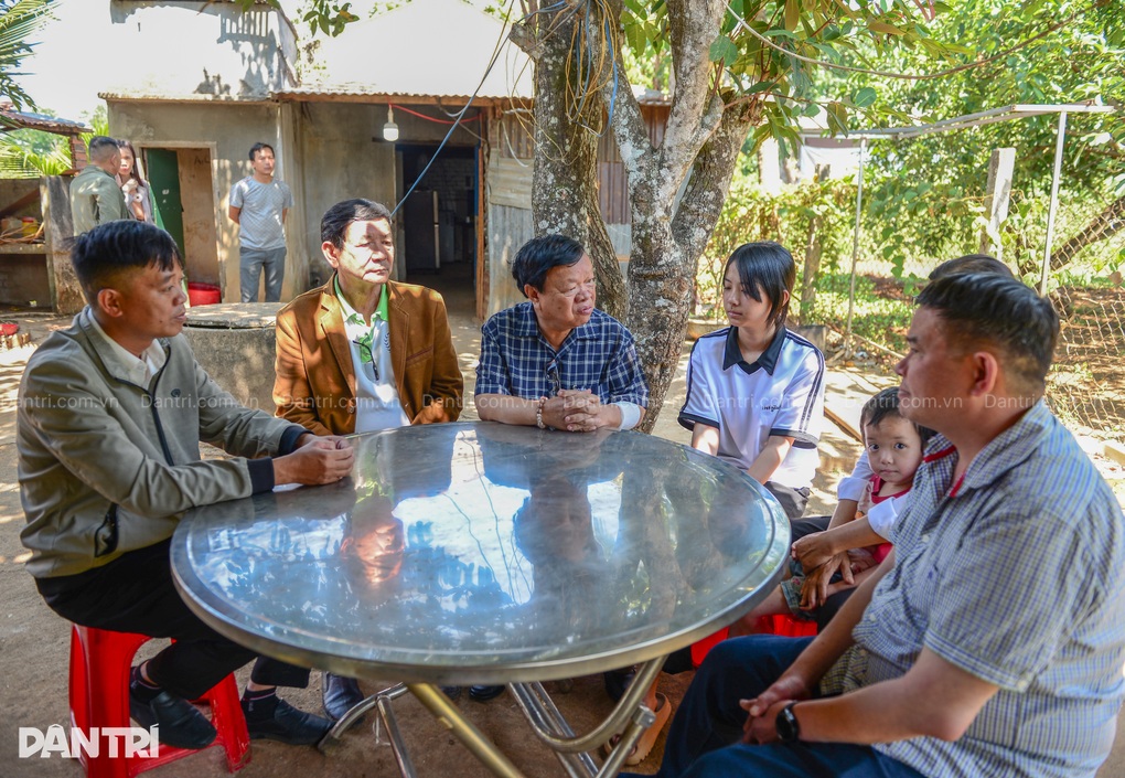 Mua đất, xây nhà mới cho bé gái 16 tuổi nuôi 3 em thơ ở Lâm Đồng - 1